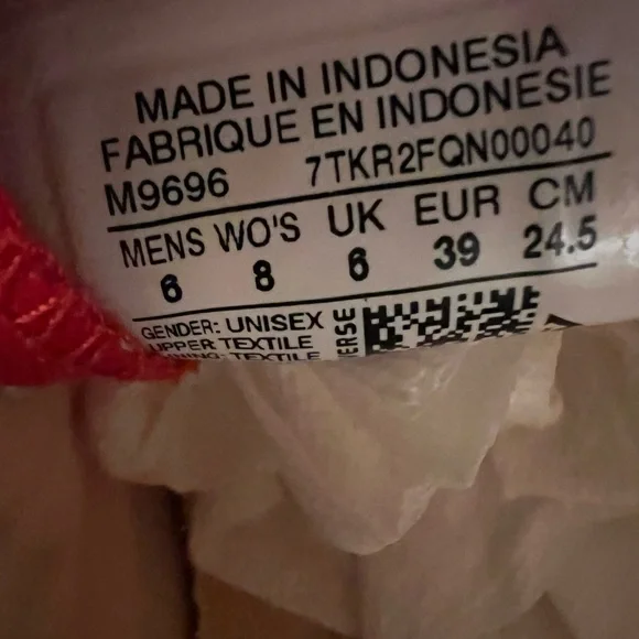 CONVERSE CLASSIC RED CANVAS SNEAKERS W/WHITE RUBBER SOLES AND TOE CAPS. UNISEX - Picture 7 of 10